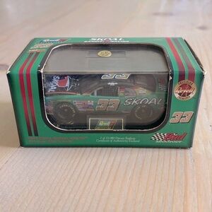 Revell Skoal Bandit Racing #33 Ken Schrader 1:64 Scale Limited Edition Bud Shoot